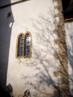 Kirchturm von Süden (Romanische Gründung als Chorturm mit Turmchor) - Ergdeschoß mit gotischem Doppelfenster (Überarbeitung) sowie Figurennische in Übersicht