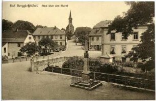 Bad Gottleuba-Berggießhübel. Blick über den Markt mit Postmeilensäule : Bad Gottleuba-Berggießhübel. Blick über den Markt mit Postmeilensäule