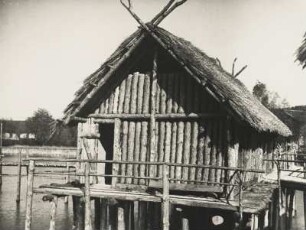 Unteruhldingen am Bodensee bei Überlingen. Pfahlbaumuseum. Rekonstruierte Pfahlbauten der Steinzeit (etwa 2000 v. Chr.)