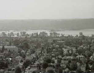 Blick von der Friedensburg über Altkötzschenbroda mit Friedenskirche zur hochwasserführenden Elbe