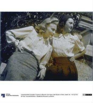 Frauen in Blusen von Haus der Mode in Wien
