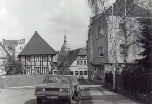 Freiligrathstraße mit Blick auf die Krumme Straße, Detmold. Hermannsburg, dahinter die Marktkirche