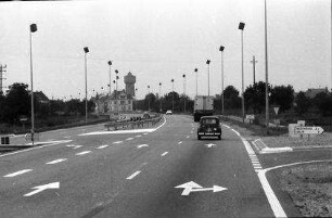 Benfeld: ausgebaute N 83, von Strasbourg nach Colmar bei Benfeld, mit Wasserturm