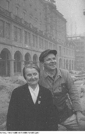 Dresden. Lydia Hoyer, Aufbauhelferin, von der sozialistischen Presse hochstilisiert wegen ihrer vielen freiwilligen, unbezahlten Aufbaustunden, 1955/57