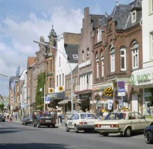 Husum. Wohnhäuser mit Läden. Straßenansicht