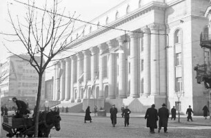Sofia: Justizpalast, seitlich gesehen, Vordergrund Baum