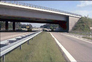 Nebenfahrbahn West (Mannheim Richtung Heilbronn): Brücke Nordwest (Hauptfahrbahn West der B36) von Norden