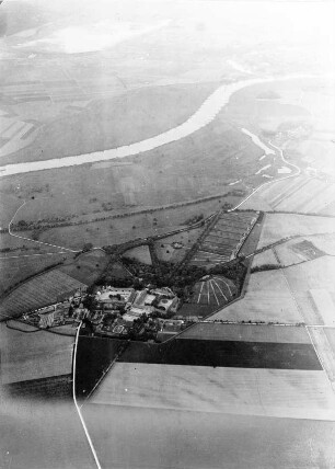 Im Vordergrunde das Graditzer Gestüt, oben die Elbe und rechts oben Torgau