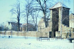 Turm der alten Stadtmauer im Bereich Goethepark, offene Innenseite