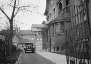 Automobil vor dem Eingang eines Hauses in Leipzig