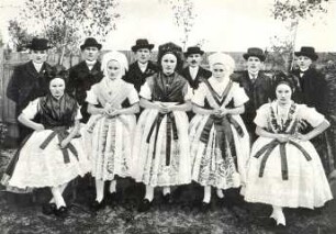 Gruppenbild aus Heinersbrück : Gesellschaftliche Volkskultur - Frühling. Ort: Most / Heinersbrück. Pfingsten.