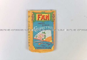 Zigarettenschachtel „Fan / Cigarettes“, geöffnet, flachgedrückt, ohne Inhalt