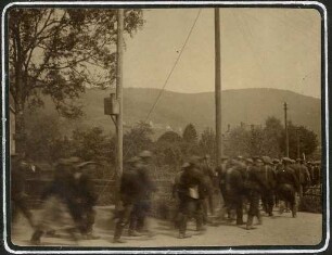 Erster Weltkrieg - "Aus den Stellungskriegen in den Vogesen". Kriegsgefangene Russen in Schirmeck, Département Bas-Rhin, auf dem Weg zur Arbeit