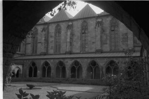 Essen: Blick durch Bogen des Kreuzganges aufs Münster