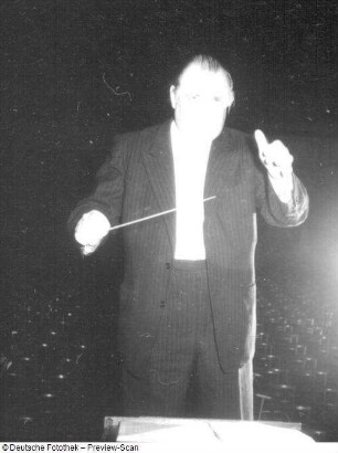 Gewandhauskapellmeister Franz Konwitschny bei der Probe mit dem Gewandhausorchester. Leipzig, Kongreßhalle, 03.05.1956