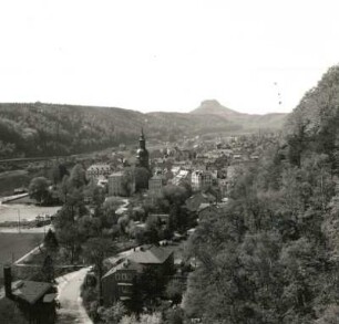Bad Schandau. Stadtkern mit Stadtkirche Sankt Johannis. Blick vom Personenaufzug nach Ostrau nach Westen gegen Lilienstein
