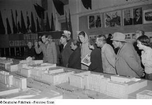 Ausstellungsbesucher während der Erklärung des Architekturmodells der Stalinallee in Berlin