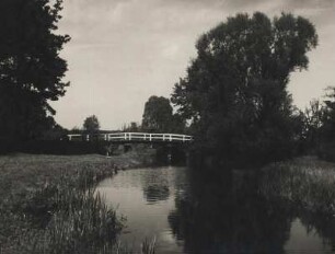 Flusslandschaft. Eine Brücke führt über einen Fluss