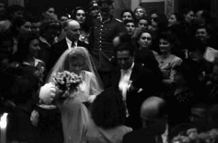 Bukarest: Hochzeit Drechsel: Umringt Brautpaar