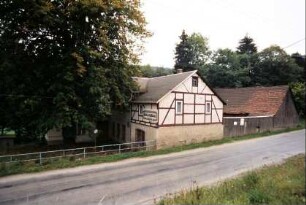 Gebäude mit Schrifttafel "Betriebsferienheim Höllschänke VEB Interform Greiz"
