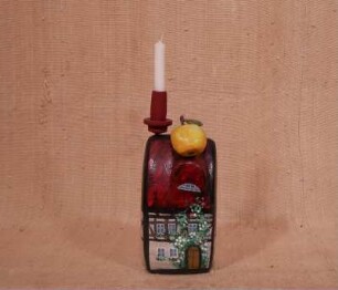 Haus mit Apfel und Kerze