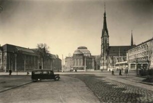 Chemnitz. Theaterplatz mit Museum (1906/1909), Oper (1906/1909), Petrikirche (1885/1888) und Chemnitzer Hof (1928/1930), (von links nach rechts)