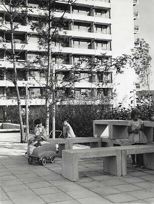 Hansjakob, Gottfried; München - Schwabing West, Rümannstr.; Wohnanlage Rümannstraße - Außenanlage, Gehweg, Sitzmobiliar aus Betonmodulen und Begrünung, Aufnahme mit Kindern