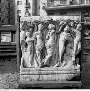 Sarkophag mit bacchantischen Szenen