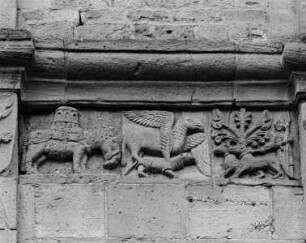 Figurenfries — Elefant, Greif und Jäger