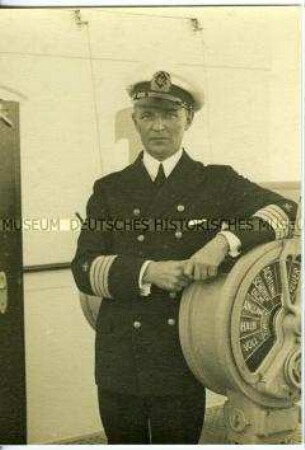 Kapitän Wilhelm Dähne auf der Kommandobrücke des Hochseepassagierdampfers "Columbus", auf einen Maschinentelegrafen gelehnt