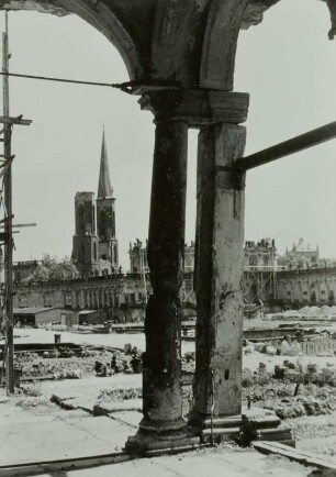 Zwinger. Blick gegen Porzellanpavillon, 1947