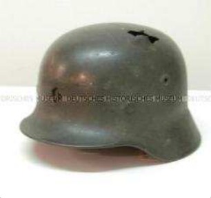 Stahlhelm M 35 mit Durchschuss