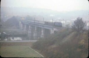 Kitzingen Mainbrücke Lok 118 025 Nahverkehszug Bahnpostwagen Bnb-Wagen