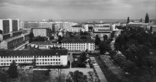 Dresden. Blick zum Stadtzentrum, über Wohnbauten zur Kreuzkirche und Rathaus
