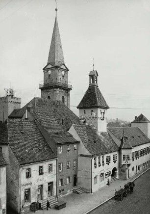 Marktredwitz, Stadt : Marktredwitz. Wohnhäuser und Rathaus, Hauptstraße 25/29. Straßenansicht gegen den Turm der evangelischen Kirche
