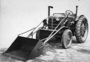 Fotografie: Frontlader, Standardtraktor, Ein- und Auslagerungstechnik