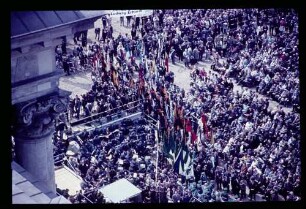 Maikundgebung/ Menschenmenge und Fahnen vom Reichstag aus