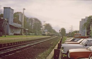 Bahnhof: einfahrender Zug