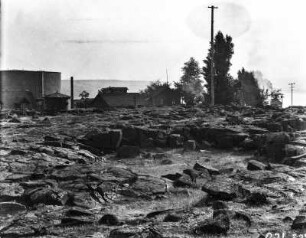 Die Stadt The Dalles : Ein größeres Loch im Basaltgestein am Rand der Stadt The Dalles.