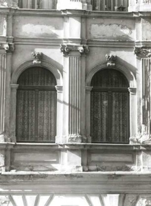 Markneukirchen, Erlbacher Straße 24. Wohnhaus mit Laden (um 1900). Obergeschoßfenster