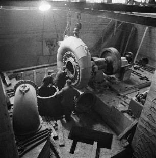 Baustelle Talsperre Pöhl (Trieb). Turbinenhalle. Montage einer Turbine