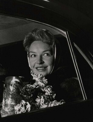 [Odile Versois Autogramme gebend]