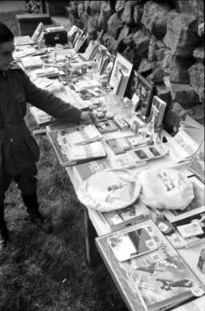 Berlin: Schloss Güterfelde, Tombola-Tisch