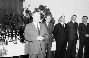 Freiburg: Weinbauinstitut; Begrüßung der Prämierungskommission mit Baron Neveu und Präsident Klaus
