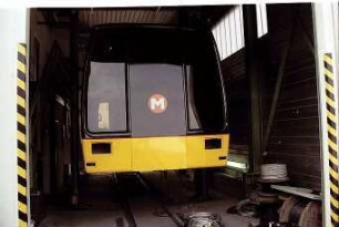 Berlin: M-Bahnwagen im Schuppen; hochgebockt