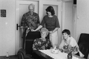 Familie F. (Rentner, Vorruheständlerin, Töchter: Ingenieurinnen) im Wohnzimmer
