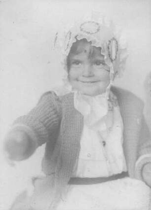 Album mit Porträtserie eines kleinen Mädchens. Porträt mit Haube und Strickjacke