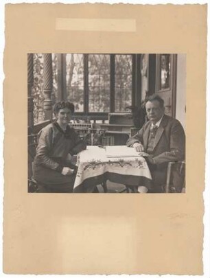 Max Reger mit Ehefrau Elsa auf der Veranda des Jenaer Wohnhauses