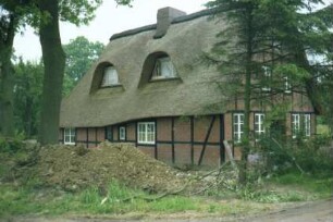 Altenweide 3: Fachwerkkate mit Reetdach: Traufseite: Giebelseite Wohntrakt mit Eingangstür: Renovierung