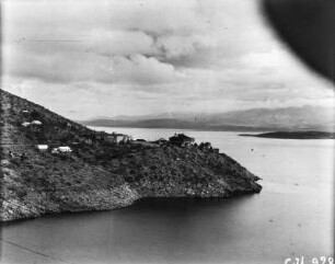 Der Theodore Roosevelt Lake : Blick auf den Theodore Roosevelt Lake, einem Stausee in Arizona. Am Ufer des Sees der Gebäudekomplex eines Hotels.